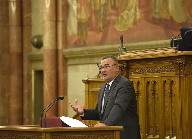 Mindent megtett, hogy ne bosszantsa a Fideszt, mégis mennie kell