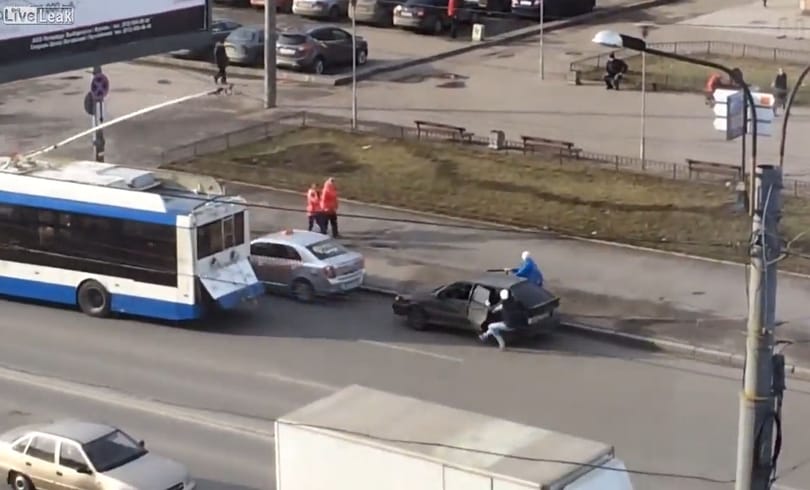 Így soha ne akarjuk behúzatni a nem induló autónkat – videó