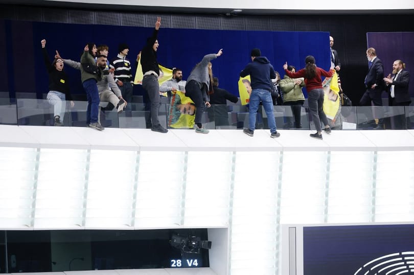 Kurd aktivisták törtek be az Európai Parlament ülésére