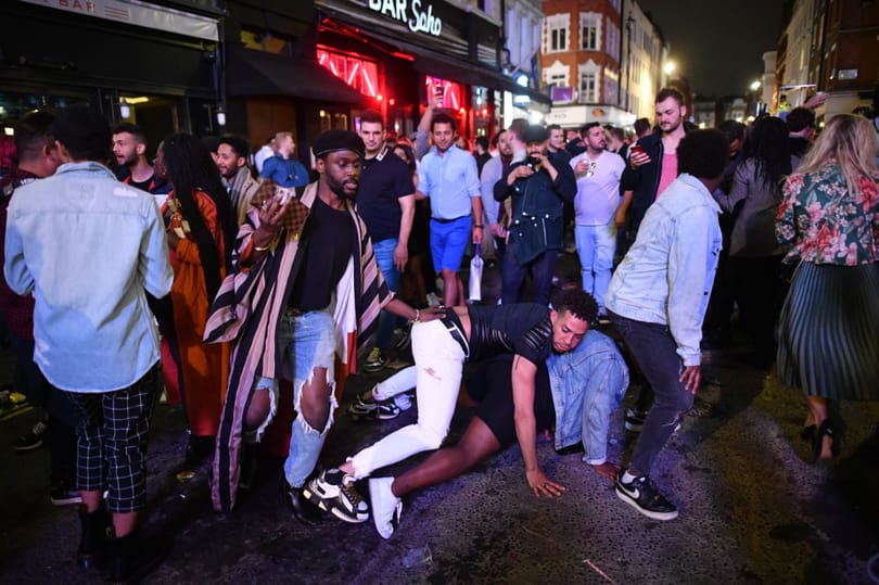 Három hónap absztinencia után elszabadult a tömeg London bulinegyedében