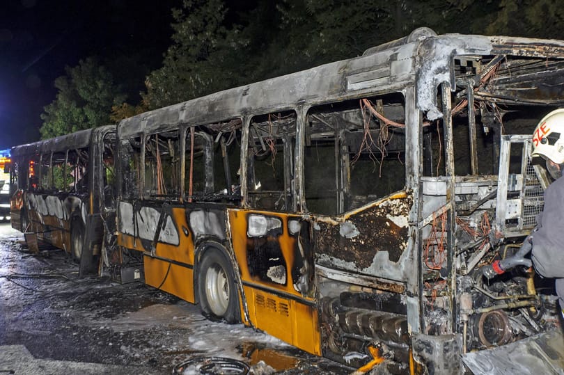 Rommá égett egy busz az M7-esen – fotók