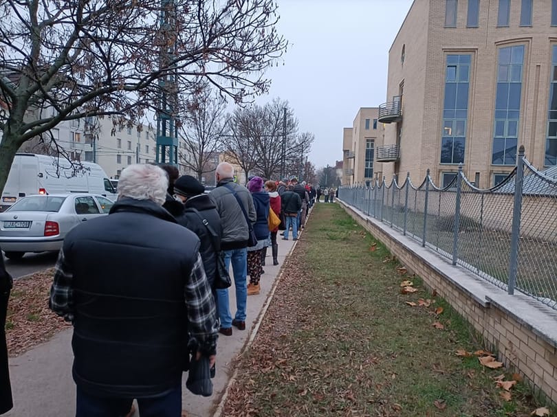 Hiába a sikeres oltási hét, egyelőre marad az előzetes regisztráció