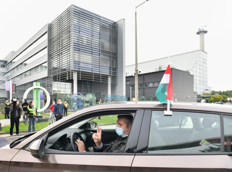 Így segítették a rendőrök Hadházyékat az autós tüntetésen - videó