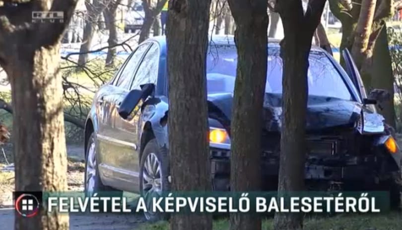 Biztonsági kamera rögzítette, hogyan tarolt le fákat Simonka György autója