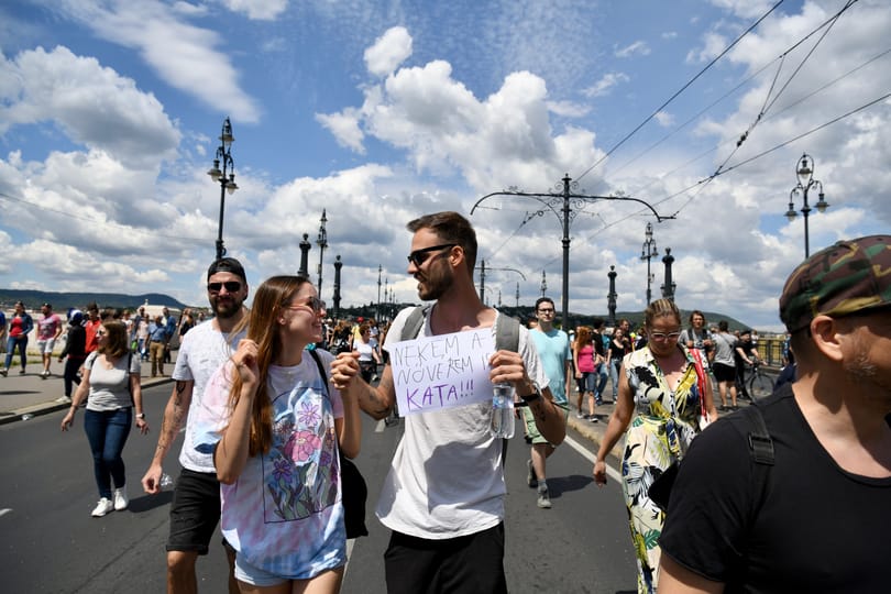 Katatörvény: a Margit híd után az Erzsébet hidat is lezárják a tüntetők - élő videó