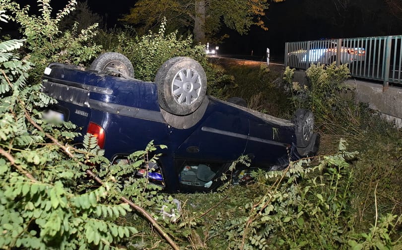 Kocsisort előző autó borított fel egy másikat Zanatnál - videó