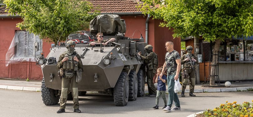 Helyszíni riport Észak-Koszovóból: akkorára nőtt a katonai jelenlét, hogy csillapodnak a kedélyek