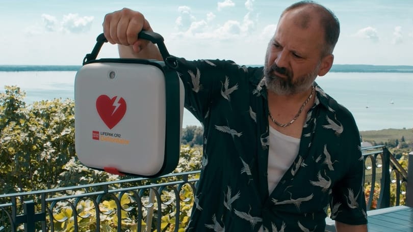 Ne parázz, sokkolj! – sztárparádé és Győrfi Pál a mentőszolgálat új kisfilmjében