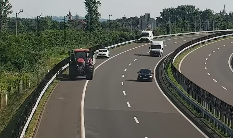 Traktorral vágott neki az autópályának, rendőri felvezetéssel kísérték le – videó
