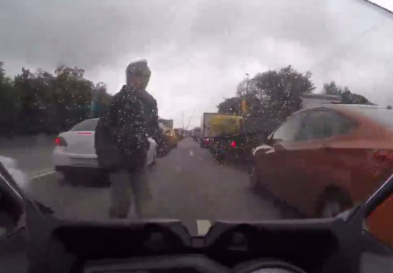 Ilyen az, ha egy gyalogos lép a száguldó motor elé - videó