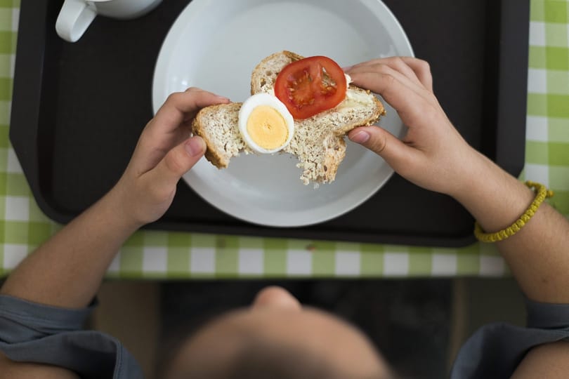 Feljelentést tett a közétkeztető az iskolai menzán talált kukacok miatt
