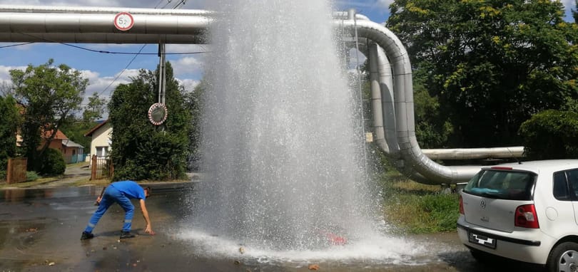 Hatméteres gejzírt fakasztott egy autós Pécsen