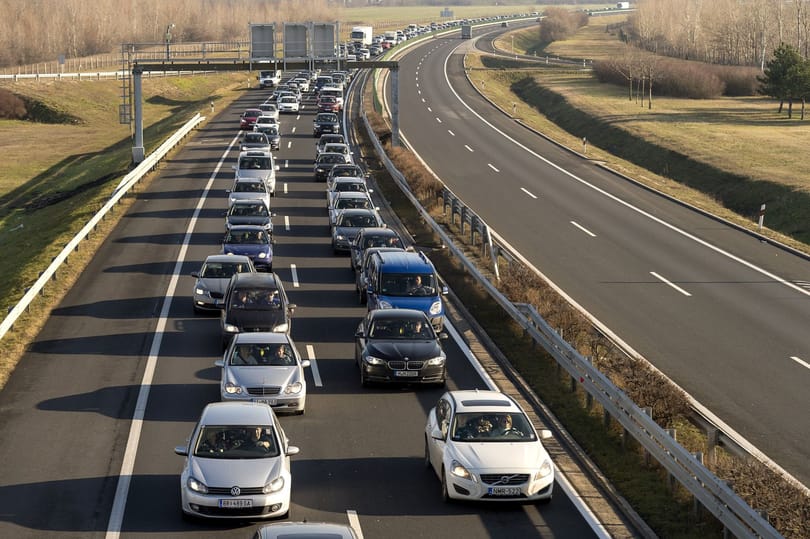 Baleset az M1-esen Bicskénél, teljes zár Budapest felé