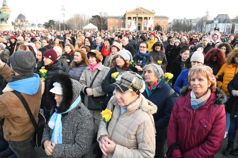 Virág helyett jogokat - sárga rózsás nőnapi demonstráció a Hősök terén