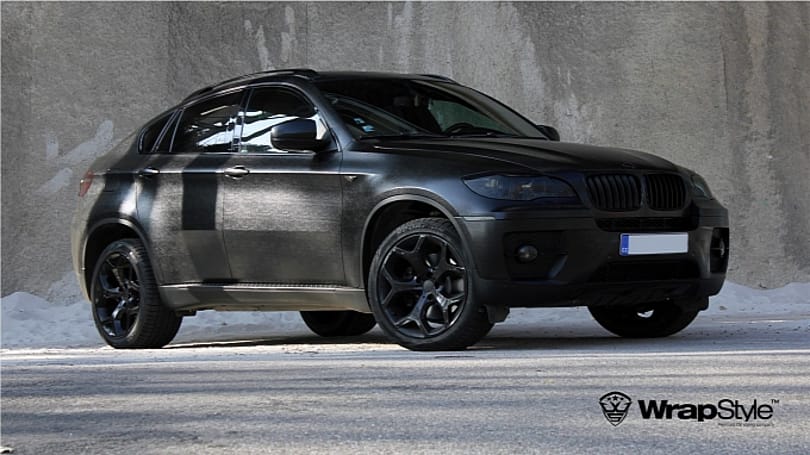 Horrortuning: kívülről is műbőrbe varrtak egy BMW X6-ot