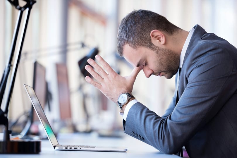 Depressziósan az irodában: hogy ismerhetjük fel a jeleket?