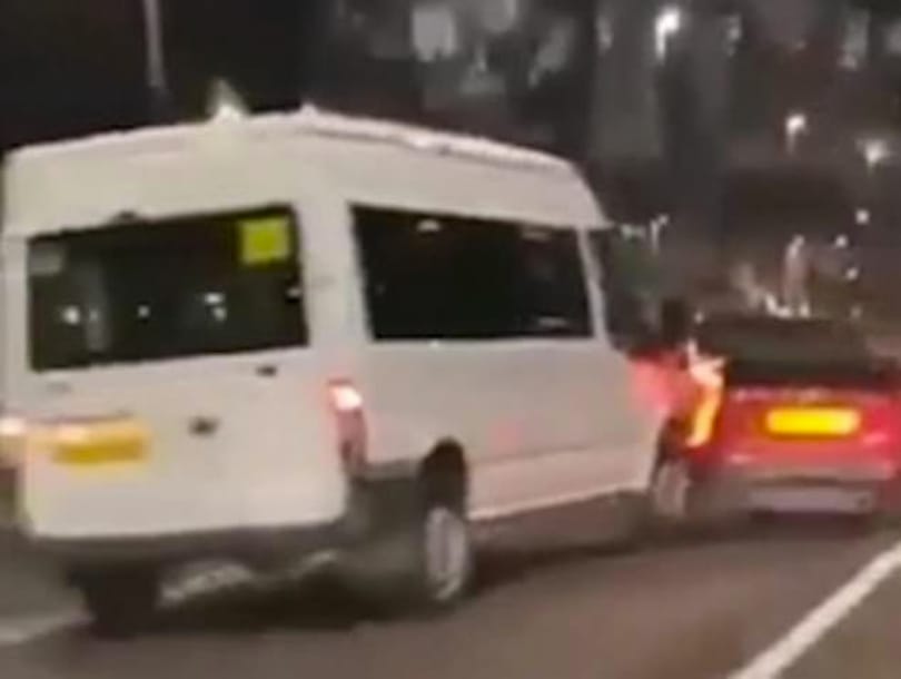 Kilökte az útról az őt feltartó autót a brit kisbusz sofőrje – videó