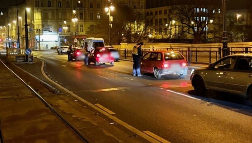 Megszállták a hidak budai lehajtóit a rendőrök: 2100 autóssal fújattak szondát