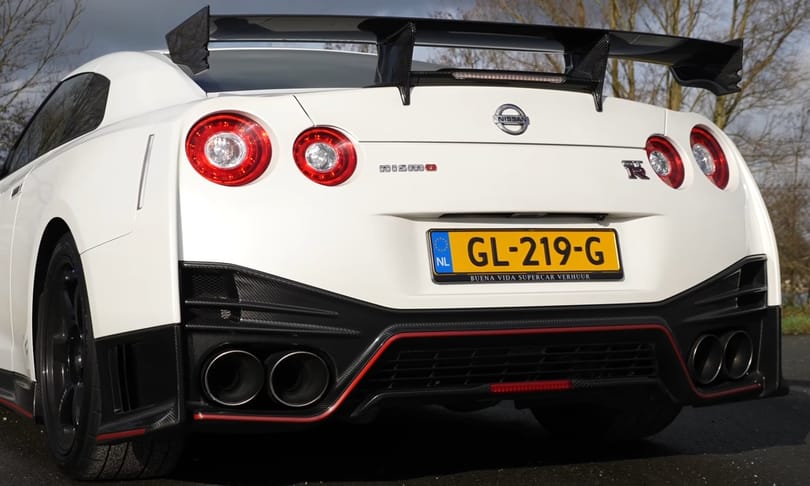 Így hasít 300 felett az autópályán egy Nissan GT-R Nismo – videó