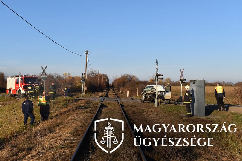 Pirosnál hajtott a sínekre a pizzafutár, milliós kártérítést fizettetne vele a MÁV