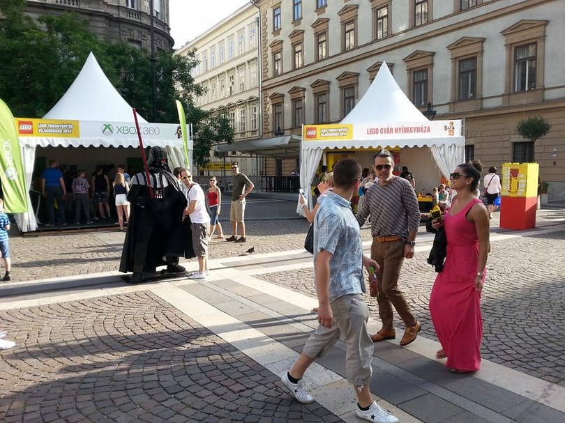 Íme Habony Árpád napszemüvegben, Darth Vaderrel