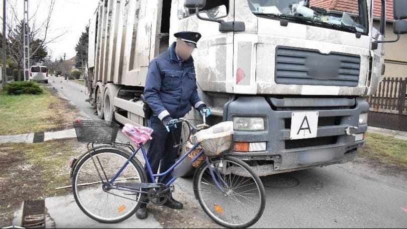 Áthajtott a kukásautó egy biciklijét toló nőn