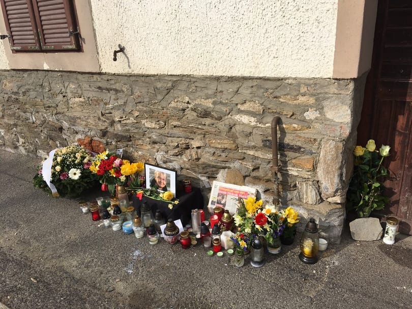 Virágok, mécsesek gyűlnek Törőcsik Mari velemi házánál