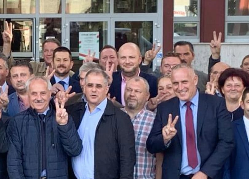 Szamárfület mutattak Kósa Lajosnak egy kampányeseményen