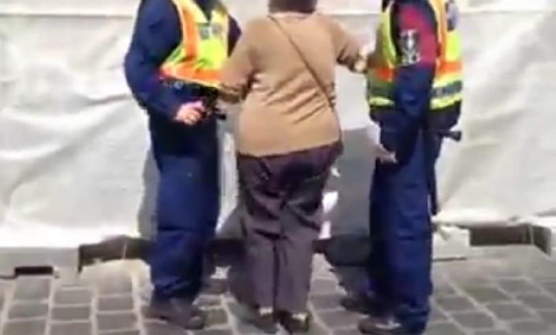 Videó: Szerencsétlenkedő rendőrök akcióban a Szabadság téren