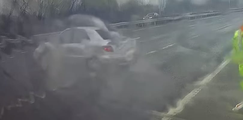 Videón, ahogy kis híján elgázol egy útellenőrt egy M7-esen megpördülő autó 