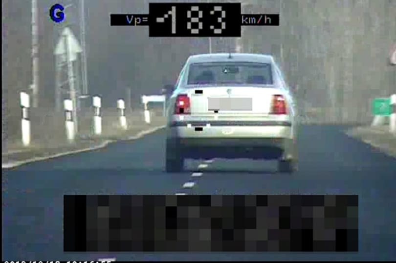 180-nal ment egy autós a 90-es táblánál – ittasan