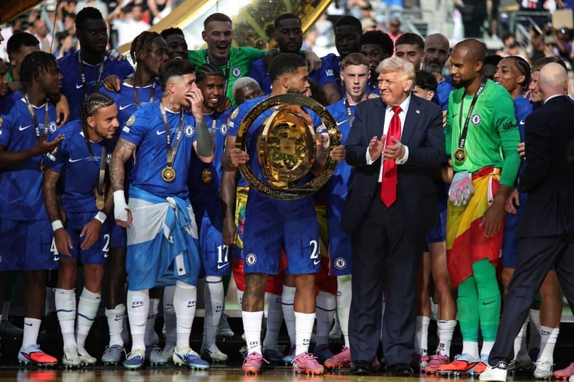 Trump nem volt hajlandó elhagyni a pódiumot, a Chelsea játékosaival együtt ünnepelt – videó