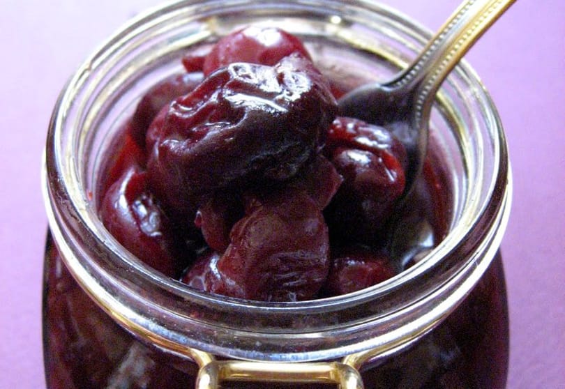 Meggyszörp és konyakos meggydzsem csokival - recept