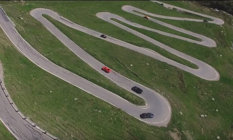 Minden autós álma egy ilyen alpesi túra – videó