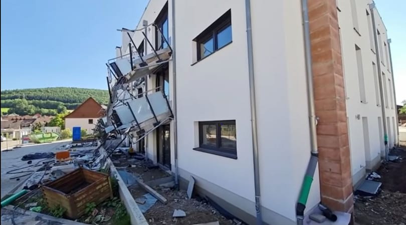 Nem fizették ki a vállalkozót, elkezdte lebontani az épületet