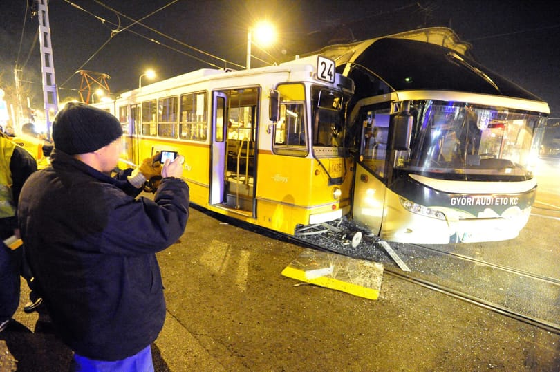 Fotó: felöklelte a 24-es villamos a Győri Balett buszát