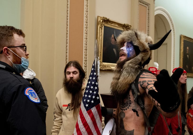 Elnöki kegyelmet kér QAnon Sámán, mondván, ő csak Trump utasításait követte