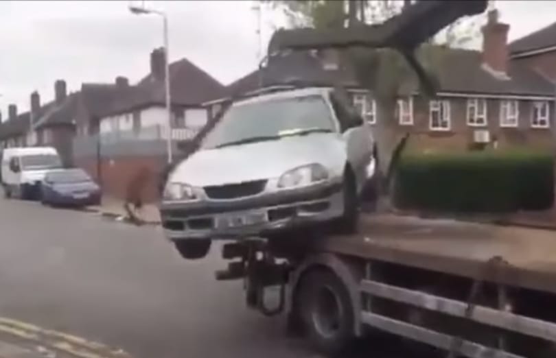 Ennél még az is jobb lett volna, ha a lopós autó elviszi a kocsit – videó