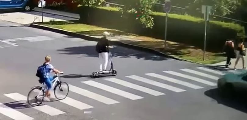 Elütötték a zebrán átszáguldó rollerest – tanulságos videót tett közzé a rendőrség