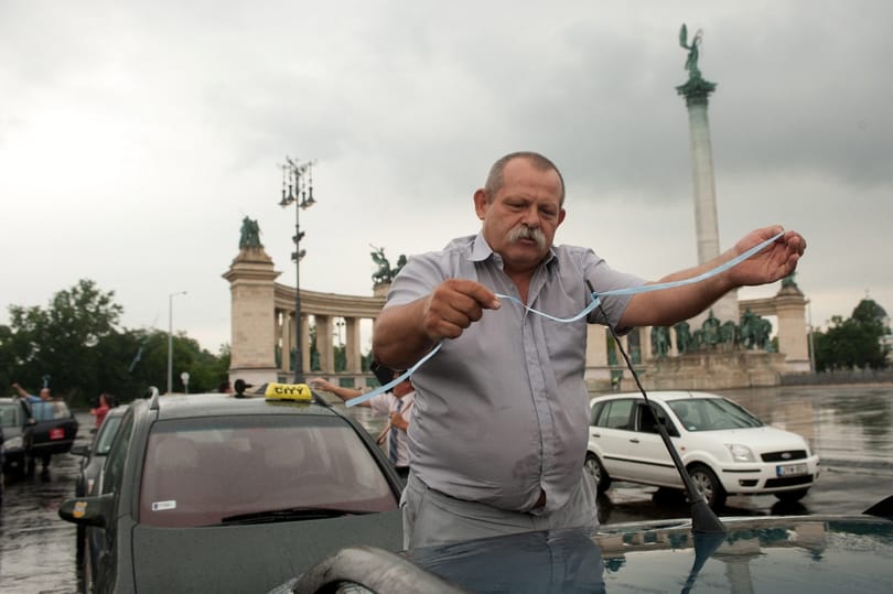 Száznál is több taxis várja ma Tarlóst - fotógaléria