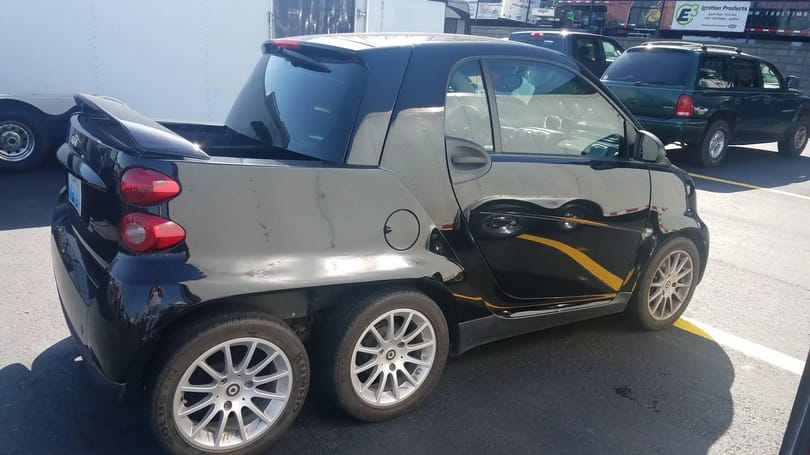 A nap képe: a kis Smart, aminek 6 kereke van