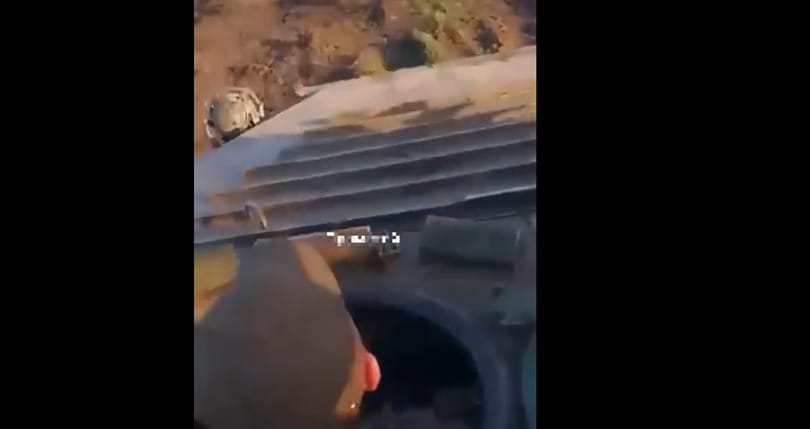 Videóra vették az oroszok, ahogy aknára hajtanak