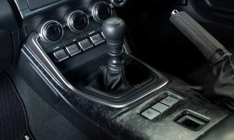 Kéziváltós, kuplungos villanyautó jöhet a Toyotától