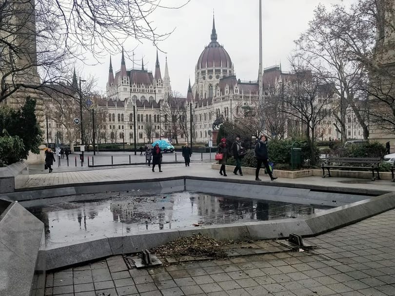 Kiadták az engedélyeket, 13 fát végleg kivágnak a Nagy Imre-szobor áthelyezése miatt