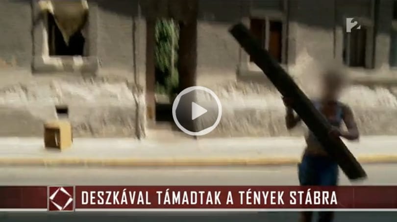 Deszkával támadt egy nő a TV2 operatőrére – videó