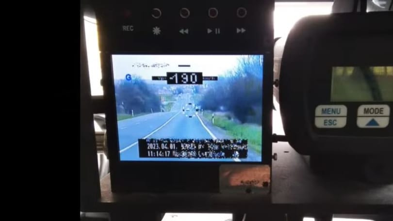 Közel járt egy autós Nógrádban, hogy egyből 18 bírságpontot hozzon össze – videó
