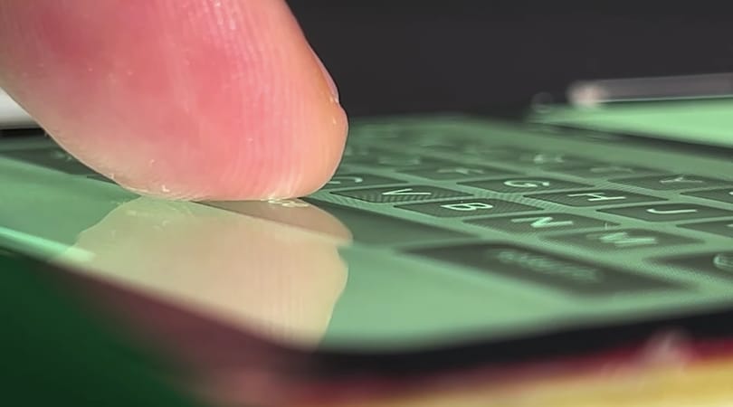 Megcsinálták a képernyőből kiemelkedő billentyűzetet, másként gépelhetünk a jövőben