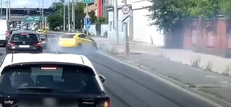 Buszsávban előzte a sort a taxinak látszó autó, majd padkának csapódott a Soroksári úton – videó
