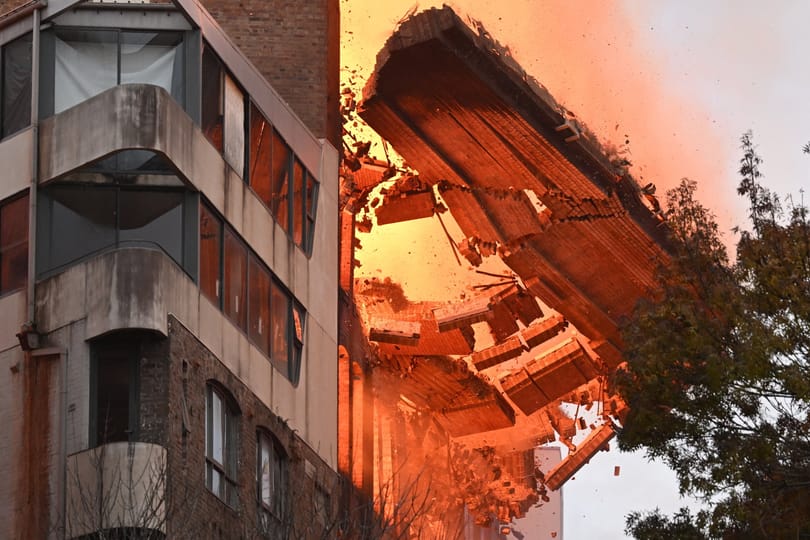 Videón, ahogy hatalmas lángokkal ég egy többemeletes épület Sydney-ben