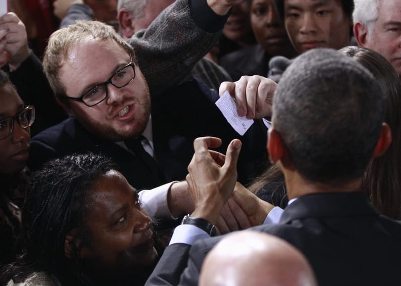 Fotó: bíráló cetlit nyomott Obama kezébe egy tüntető